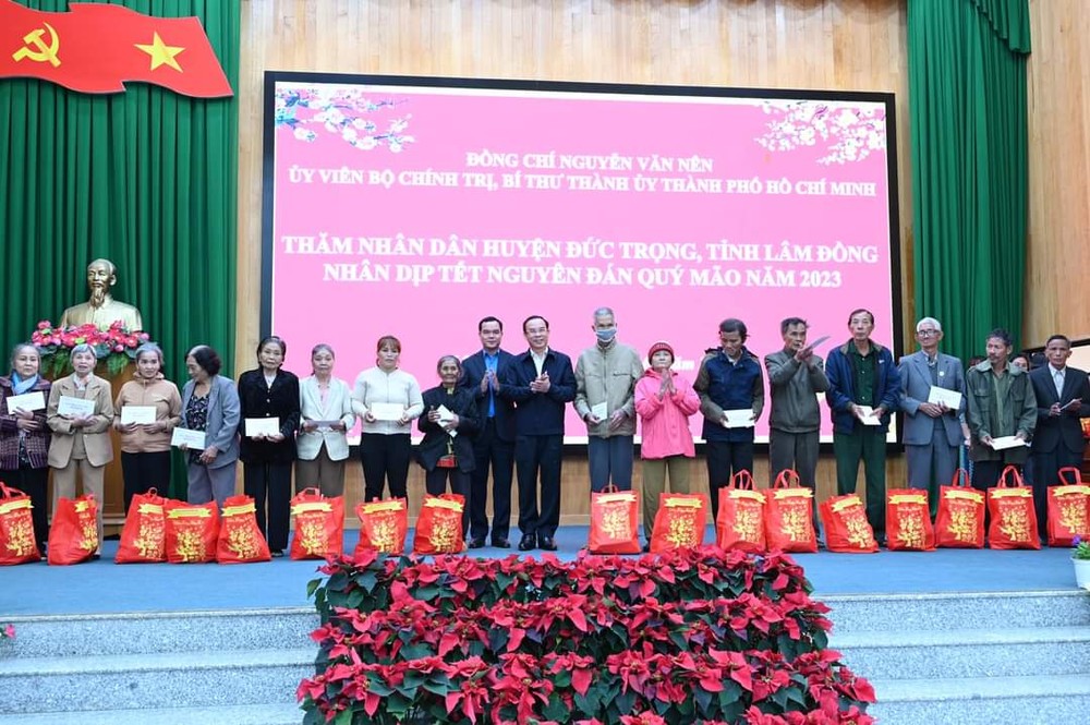 市委书记阮文年探望林同省同胞与赠送春节礼物