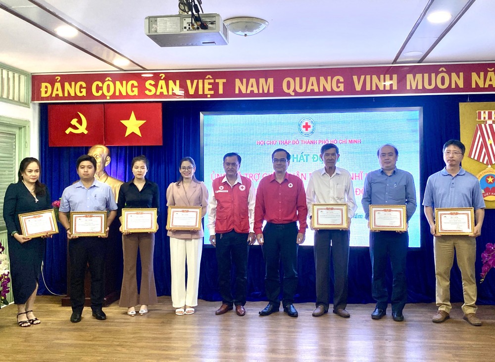 各捐助单位获市红十字会颁发感谢状。