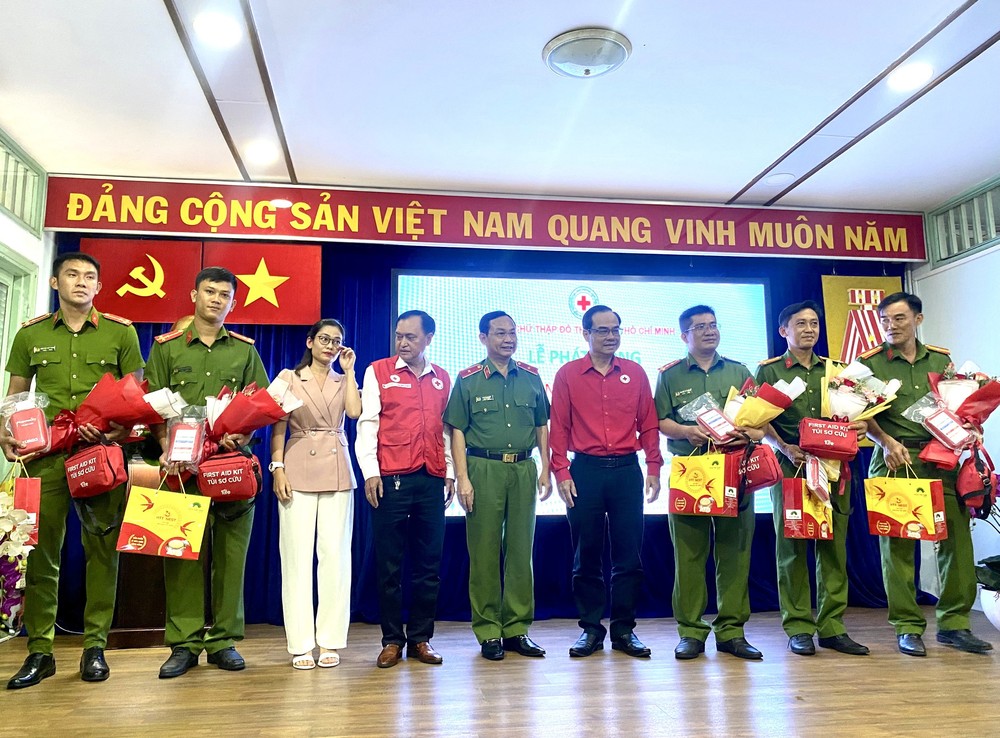 5位前往土耳其参与救援工作的公安战士获赠送礼物。 5位前往土耳其参与救援工作的公安战士获赠送礼物。