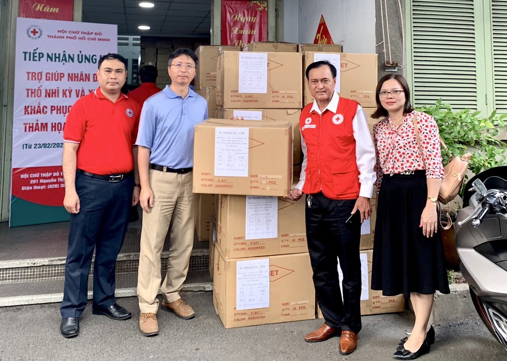 市红十字会主席陈长山接受友美印刷股份有限公司捐助1800多件冷衣。 市红十字会主席陈长山接受友美印刷股份有限公司捐助1800多件冷衣。