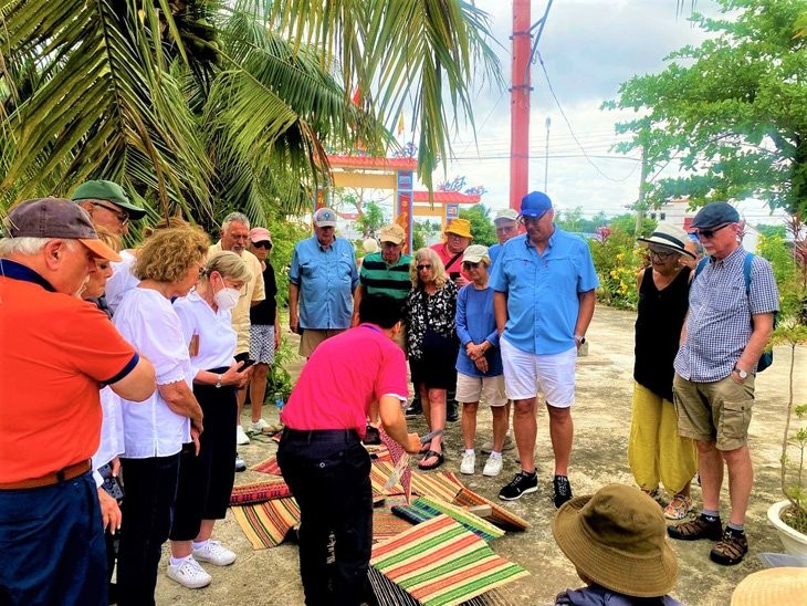 游客在了解芽庄当地文化特色。 游客在了解芽庄当地文化特色。