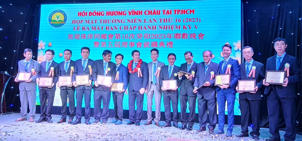 第五届理事长陈文章向各副会长颁发聘书。