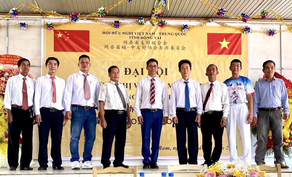 清平越中友协分会主席廖子权(左五)与各执委成员。