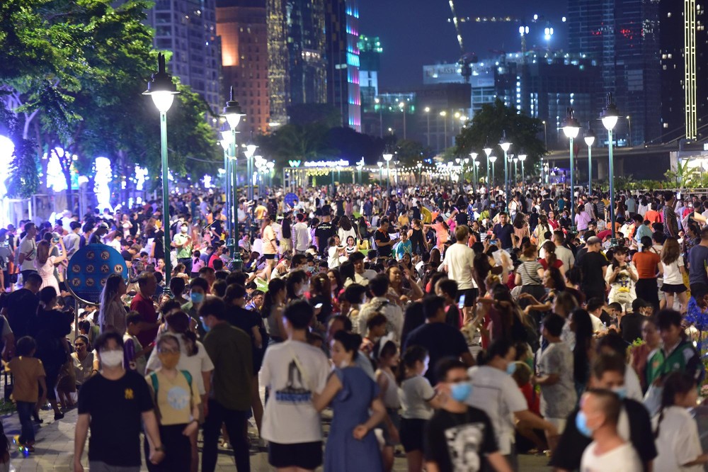 许多人提早到来，到处一片人山人海。