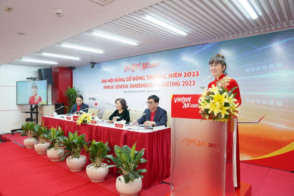 越捷航空公司董事长阮芳草在2023年度股东大会上致词。