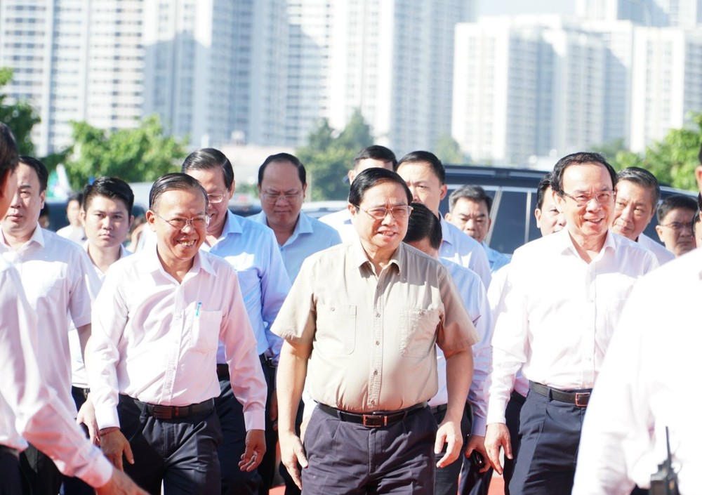 政府总理范明政出席主持环市3路项目; 边和-头顿高速公路项目; 庆和-邦美蜀高速公路项目动工仪式。