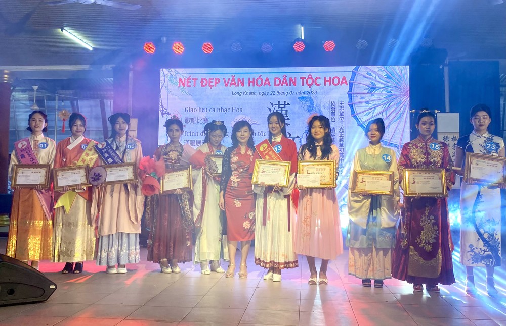 获得汉服比赛奖的10名考生。