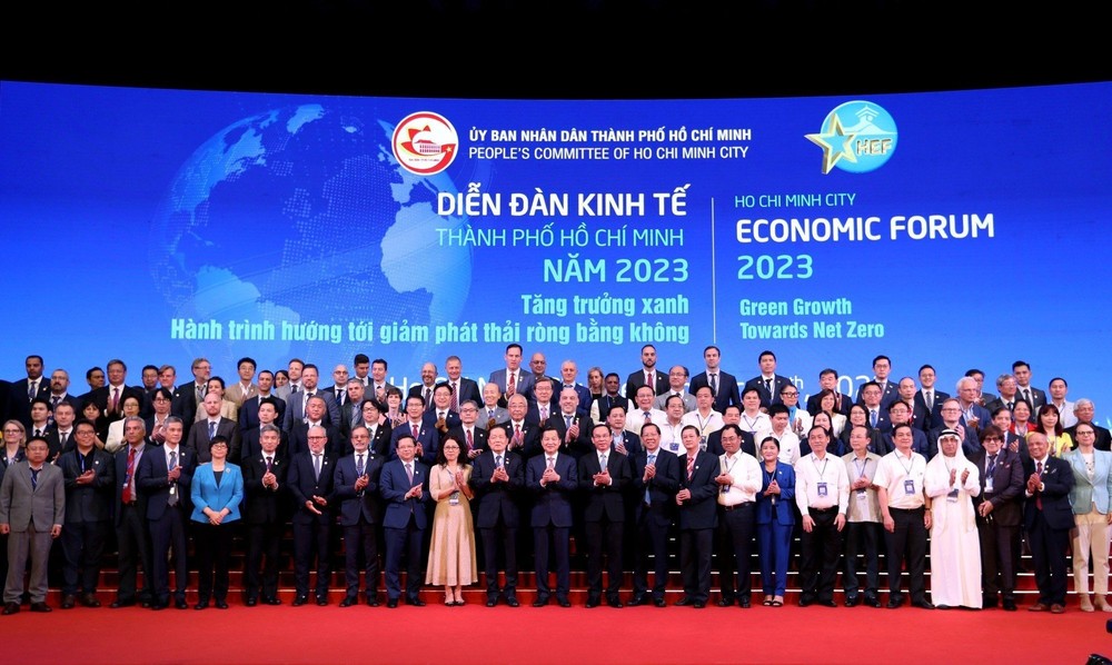 政府领导、本市领导与国际代表合影。