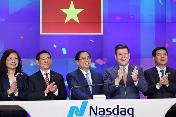 范明政总理在纳斯达克证券交易所（NASDAQ）上敲响开盘钟。图自越通社
