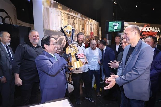 范明政总理造访巴西圣保罗市的科林蒂安保利斯塔(Corinthians Paulista)足球俱乐部。图自越通社 范明政总理造访巴西圣保罗市的科林蒂安保利斯塔(Corinthians Paulista)足球俱乐部。图自越通社