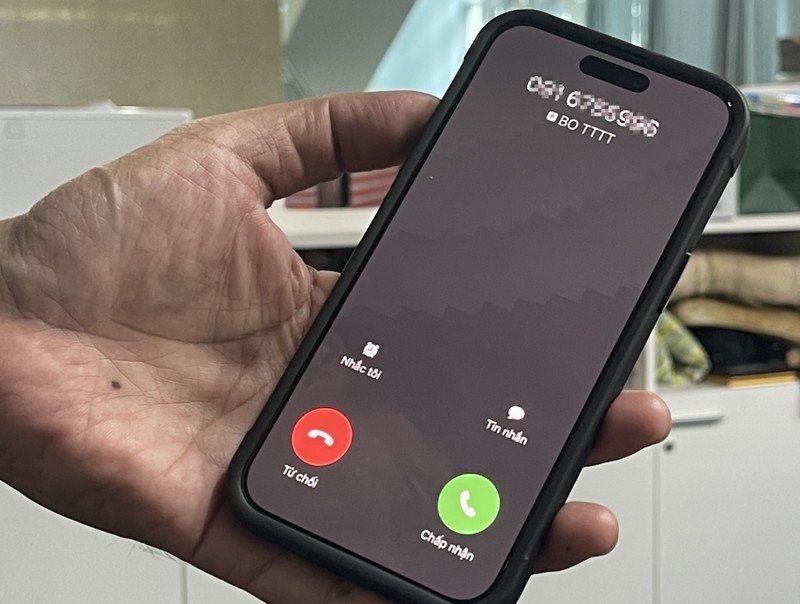 新闻与传播部的来电显示为 BO TTTT。