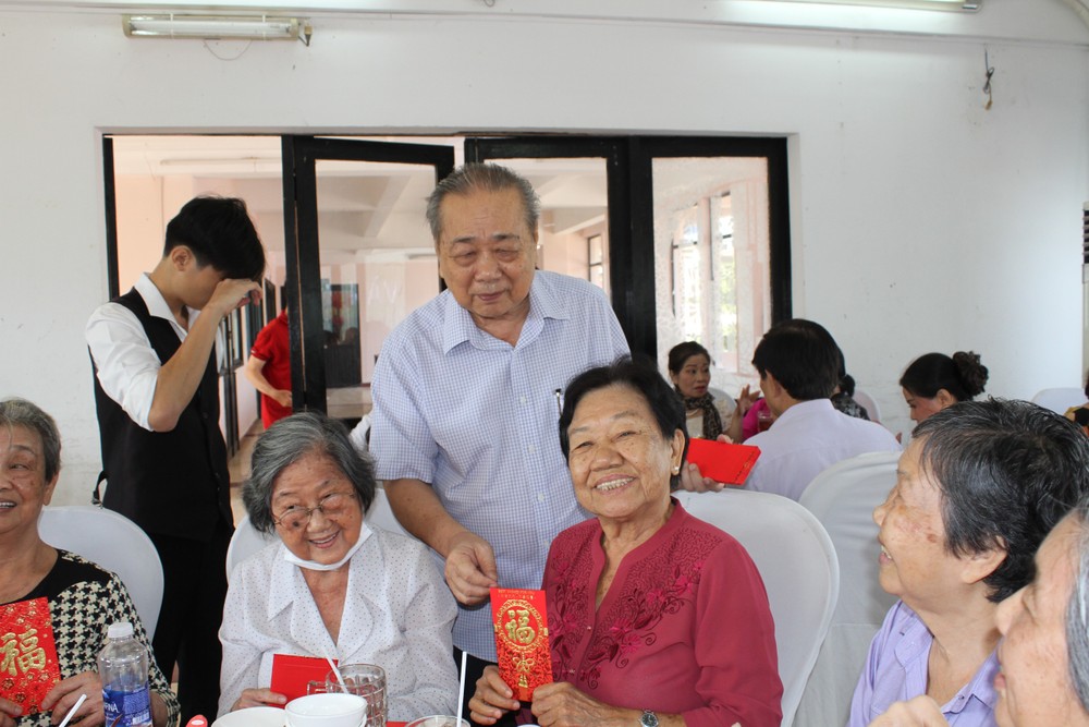 市华人抗战传统俱乐部主任孫盛強向员会派利是。 img-20240203-210047-2262.jpg