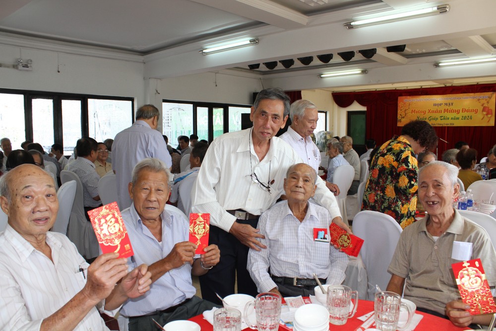 市华人抗战传統俱乐部副主任吳运鴻向会员派利是。 img-20240203-210052-1283.jpg