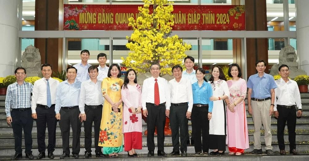 阮福禄同志与《西贡解放报》合照。