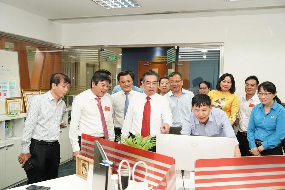 阮福禄同志参观《西贡解放报》电子版。 dc-nguyen-phuoc-loc5-1808jpg-4937.jpg