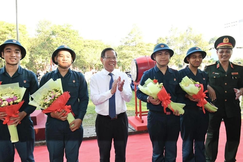 市人委会主席潘文迈向入伍青年赠送鲜花。 img-8596-958jpeg-4662.jpg