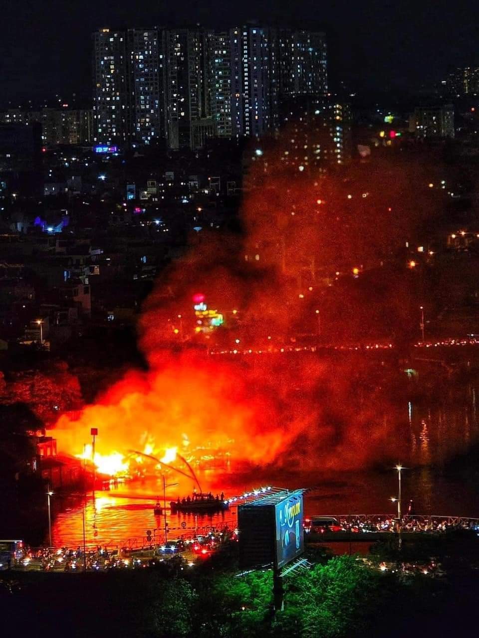 大火现场。