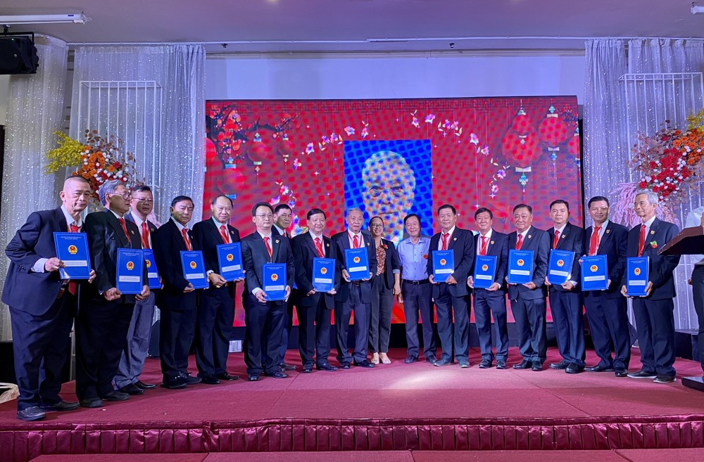 第五郡领导向执委成员颁发决定书。 IMG_20240424_204302.jpg