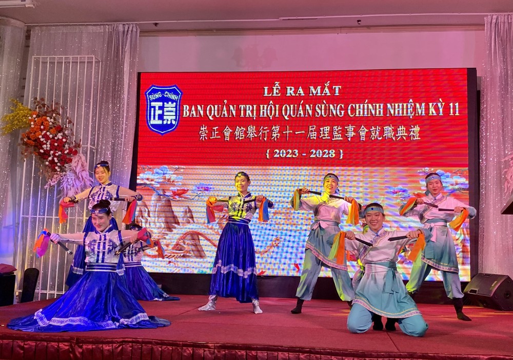 光正越华学校歌舞团表演助兴。 IMG_20240424_204616.jpg