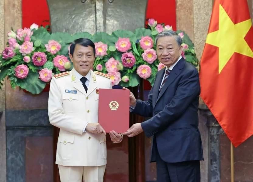 国家主席苏霖向梁三光上将颁授委任决定。