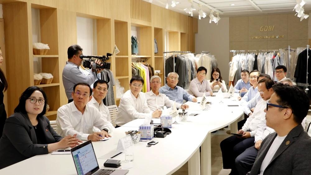 代表团参观戈壁羊绒生产厂。(图:吴平) 18q-1640.jpg.webp