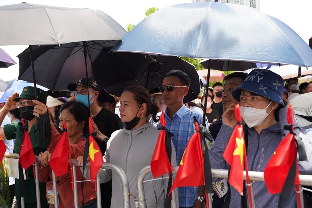 民众在沿途送别总书记。 z5669823969335-83d698765fb2ecf5485d89429837da1f-7012.jpg.webp