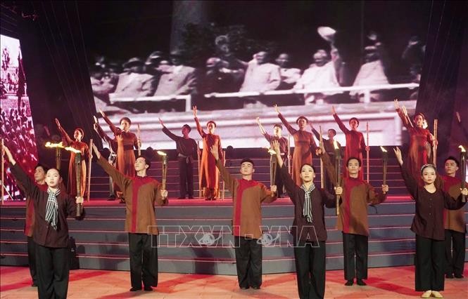 vna_potal_chuong_trinh_nghe_thuat_“thieng_lieng_to_quoc”_tai_thanh_pho_ho_chi_minh_stand (1).jpg