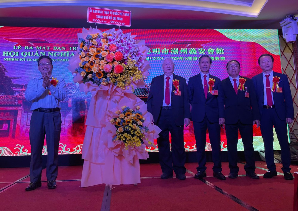市越南祖国阵线委员会副主席范明俊（左一）祝贺新屆会館理事会。