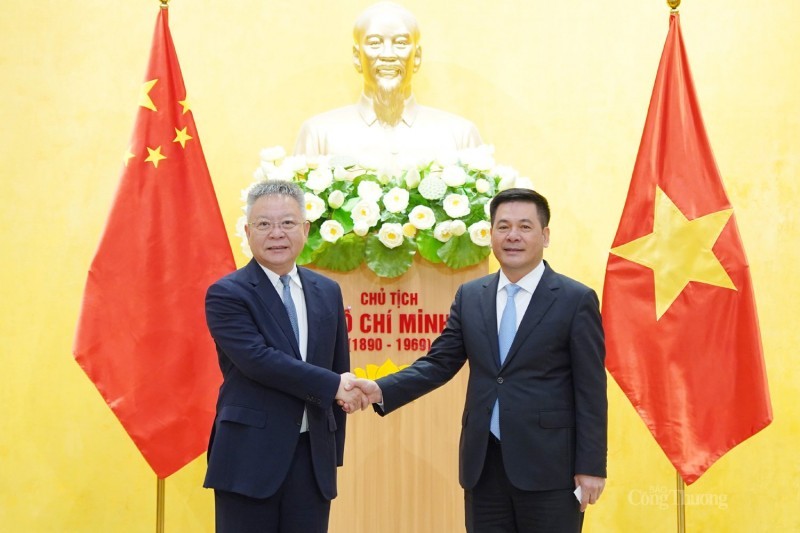 越南工商部部长阮鸿延与中国海南省委书记沈晓明在2023年2月的会议上。 IMG_202409269_194017482.jpeg