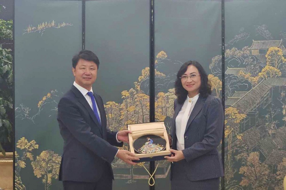 越南工商部副部长阮氏胜与中国云南省副省长刘勇在2024年4月的会议上。 IMG_202409269_194024179.jpeg