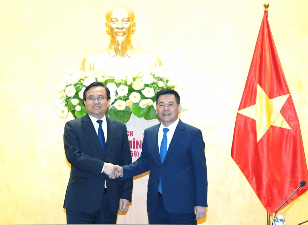 越南工商部部长阮鸿延与中国山东省副省长宋军继在2024年3月的会议上。 IMG_202409269_194033684.png