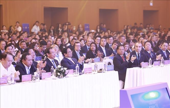 政府总理范明政出席第五届胡志明市经济论坛开幕式。 vna_potal_thu_tuong_du_khai_mac_dien_dan_kinh_te_thanh_pho_ho_chi_minh_lan_thu_5__stand (3).jpg