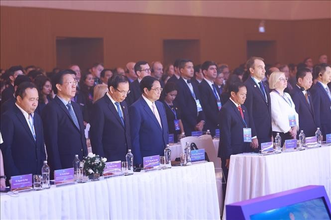 政府总理范明政出席第五届胡志明市经济论坛开幕式。 vna_potal_thu_tuong_du_khai_mac_dien_dan_kinh_te_thanh_pho_ho_chi_minh_lan_thu_5__stand.jpg