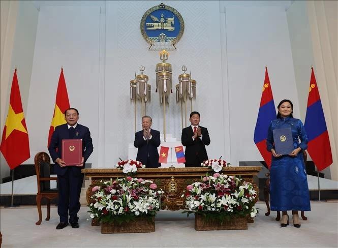 越南共产党中央总书记、国家主席苏林(左)与蒙古国总统乌赫那·呼日勒苏赫共同见证双方合作文件签字仪式。图自越通社