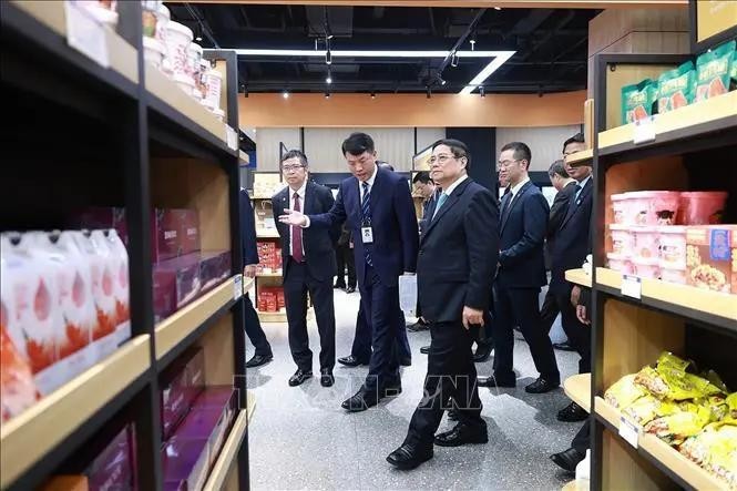 越南总理范明政参观重庆物流中心越南产品展示区。图自越通社 越南总理范明政参观重庆物流中心越南产品展示区。图自越通社