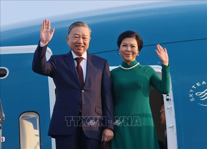 党中央总书记苏林与夫人。(图:越通社)