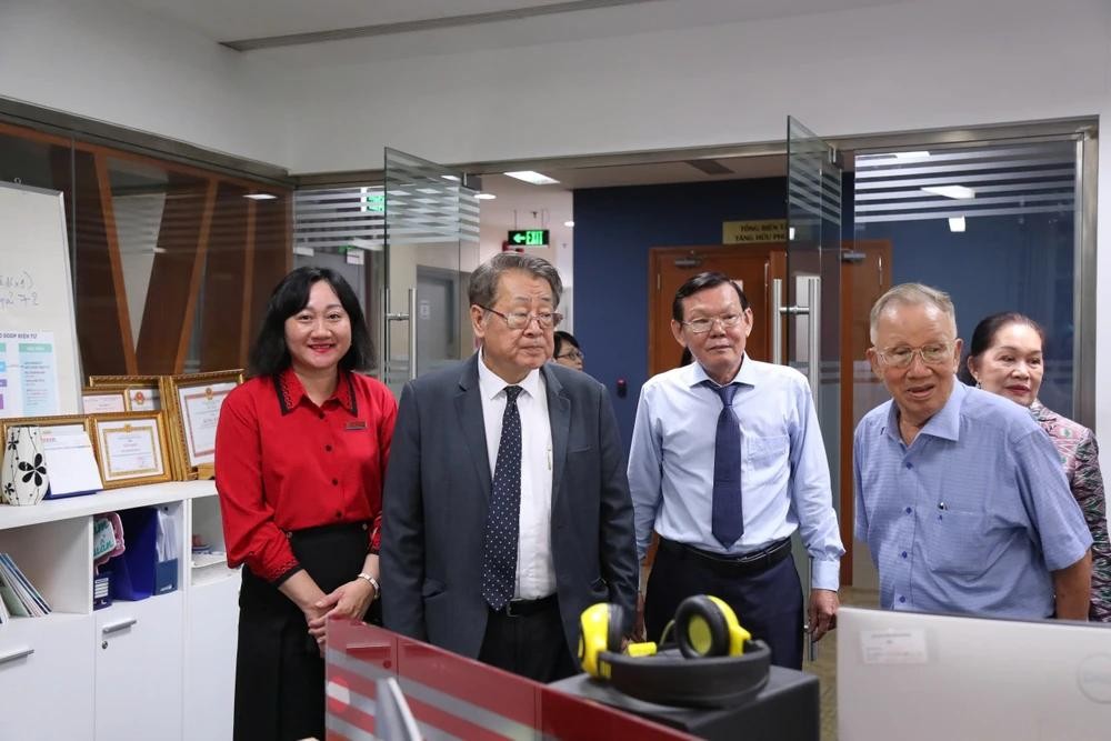 《西贡解放报》代表向清迈妇女协会与记者协会代表团介绍出版流程。 z6094057429194-6336f6f3184527daeea5a15efb350cc1-3862.jpg.webp