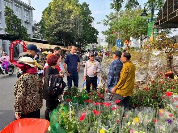 市旅游厅、第八郡人委会与各单位配合从商贩那里购买鲜花送给民众欢度春节。