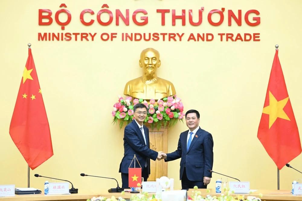 越南工商部长阮鸿延和广西壮族自治区党委书记陈刚。图自moit.gov.vn