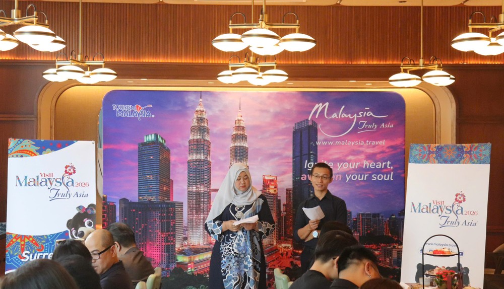 马来西亚旅游局驻越南办事处主任 Amirah Nadiah Mazlan（左） 在会议上发表。