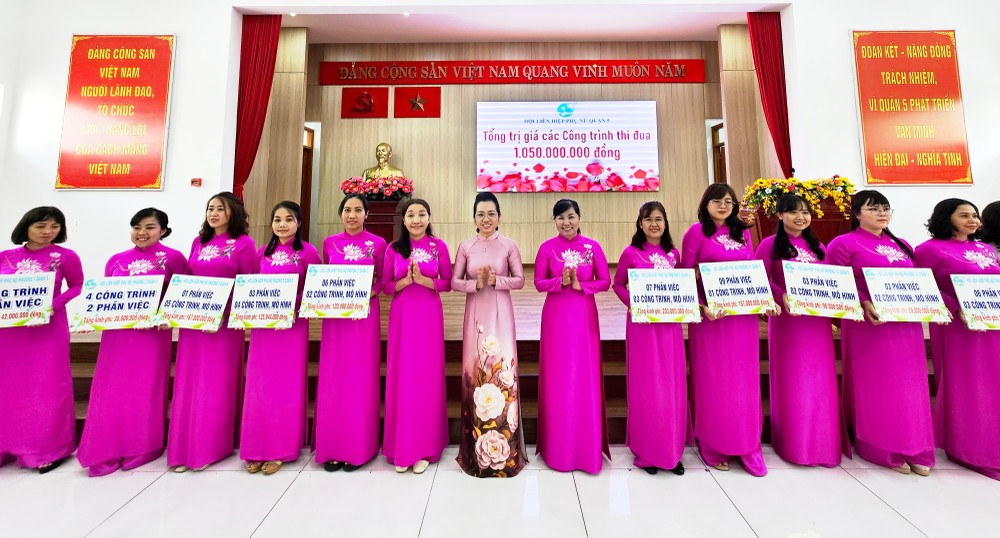 第五郡各坊妇女会积极响应竞赛运动。