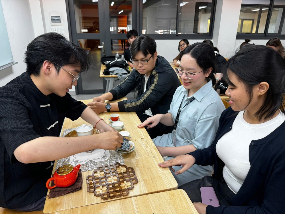 学生们分组体验泡茶 IMG_20250326_165938.jpg