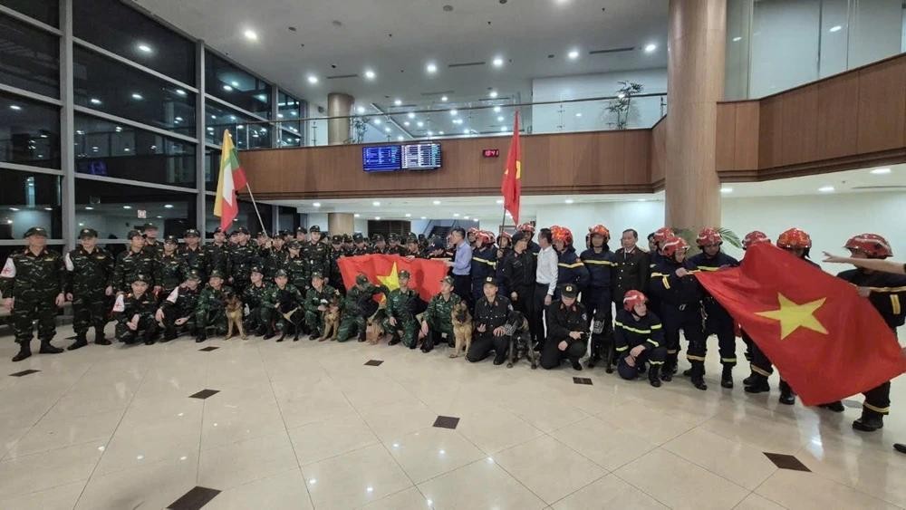 越南救援队携带国旗出征,彰显国际人道主义精神。图自越通社