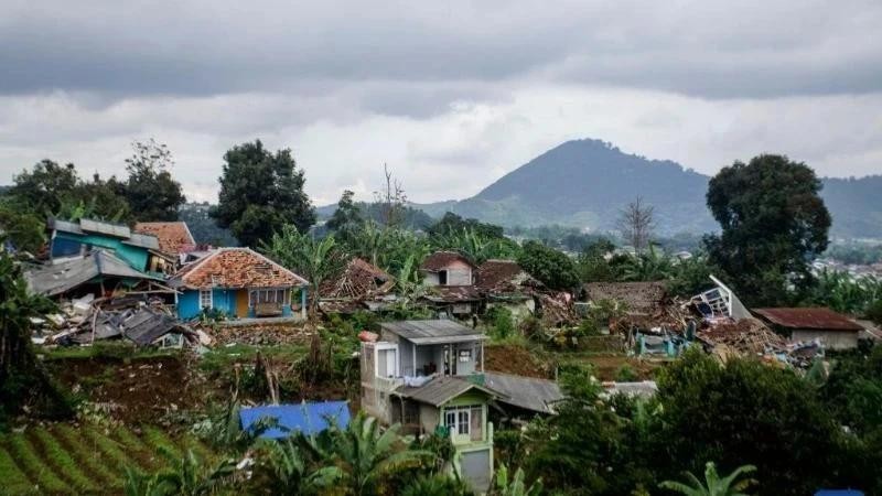 2022 年 11 月 22 日，印度尼西亚西爪哇省 Cianjur 发生地震现场。图自新华社