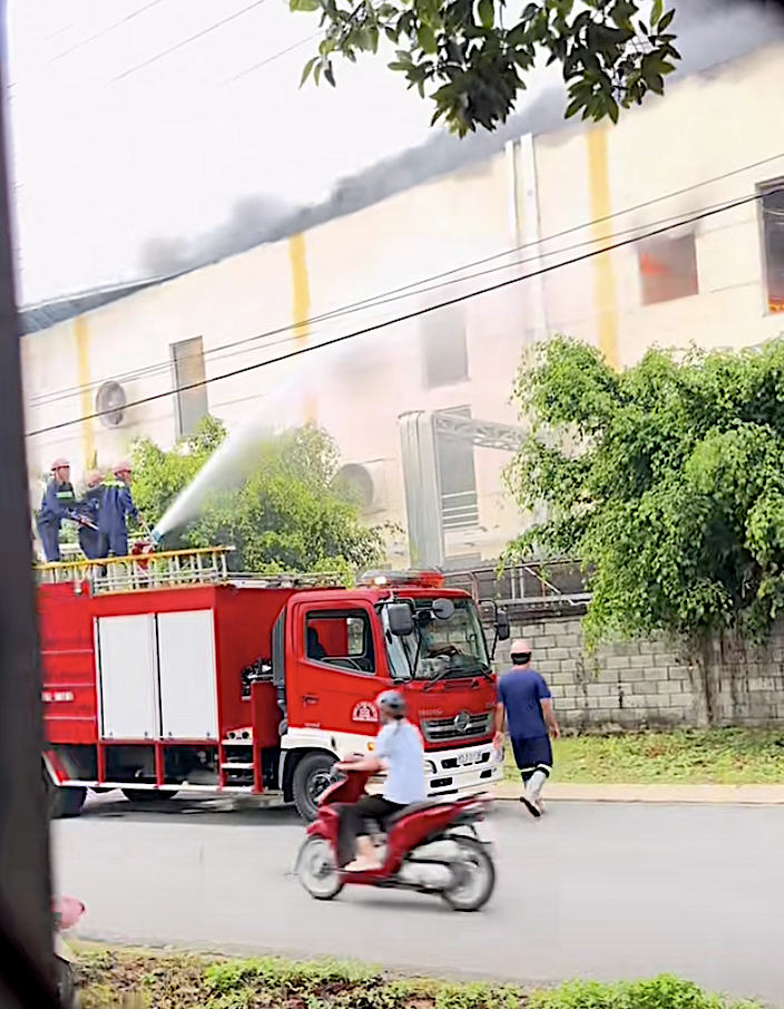 消防与救援力量在现场灭火。