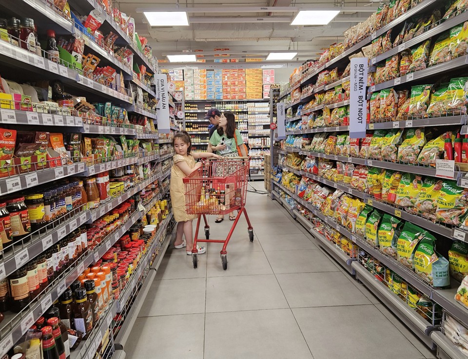 民众在超市购物。