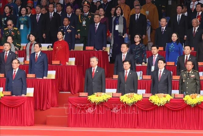 党政领导进行升旗仪式 vna_potal_le_ky_niem_dieu_binh_dieu_hanh_50_nam_ngay_giai_phong_mien_nam_thong_nhat_dat_nuoc_3041975_–_3042025_stand (1).jpg