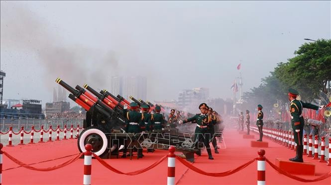 在越南社会主义共和国国歌的背景下将鸣放21响礼炮 vna_potal_le_ky_niem_dieu_binh_dieu_hanh_50_nam_ngay_giai_phong_mien_nam_thong_nhat_dat_nuoc_3041975_–_3042025_stand.jpg