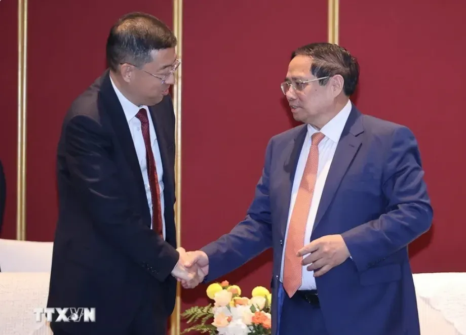 越南政府总理范明政与中国银行(BOC)董事长葛海蛟。图自越通社