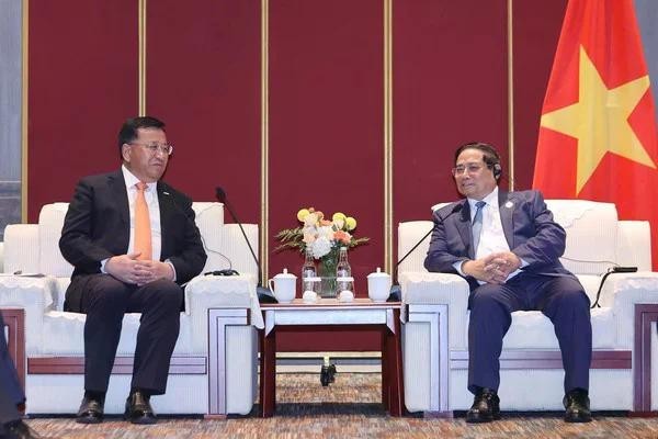 越南政府总理范明政会见中国铁建股份有限公司(CRCC)董事长戴和根。图自越通社 越南政府总理范明政会见中国铁建股份有限公司(CRCC)董事长戴和根。图自越通社